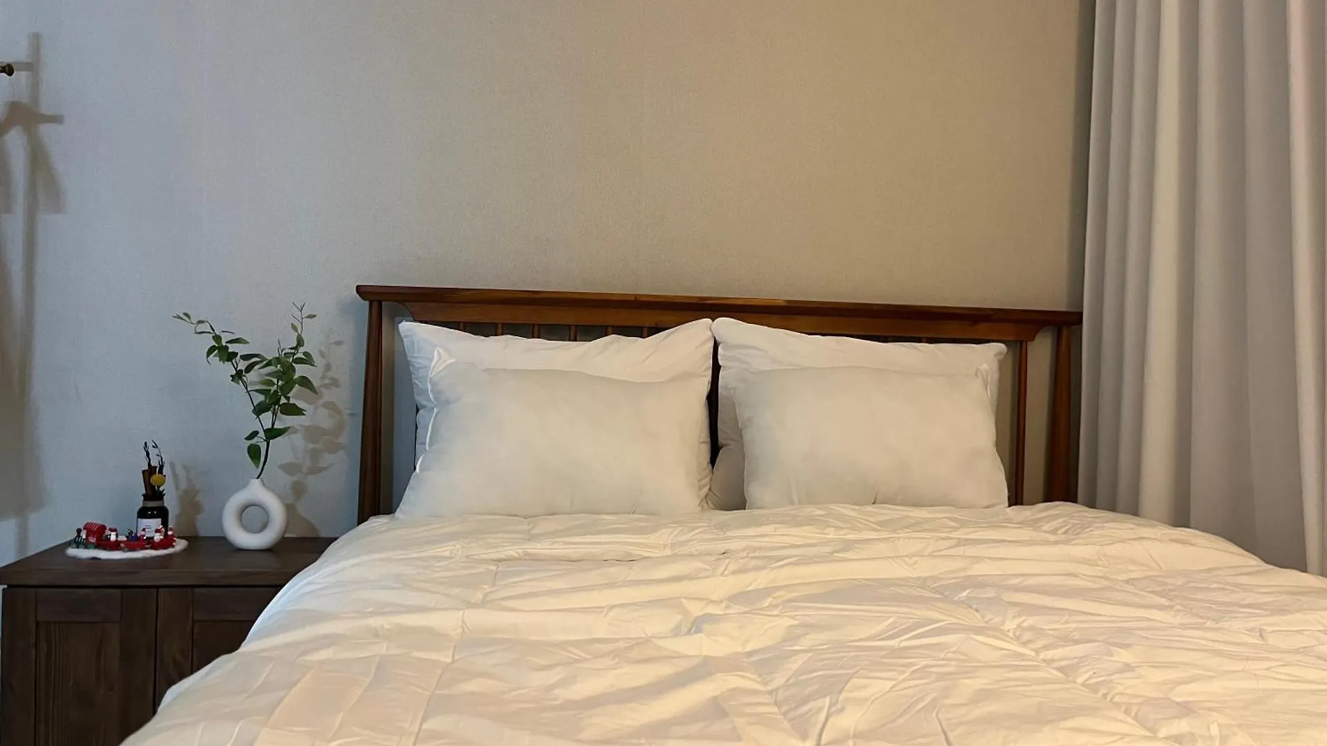 Seoul, Subway Line 2, Transportation Convenience, Central Location, Shindaebang Station Stay, Subway Station 10 Minutes Walk, Airport Bus 9 Minutes Walk