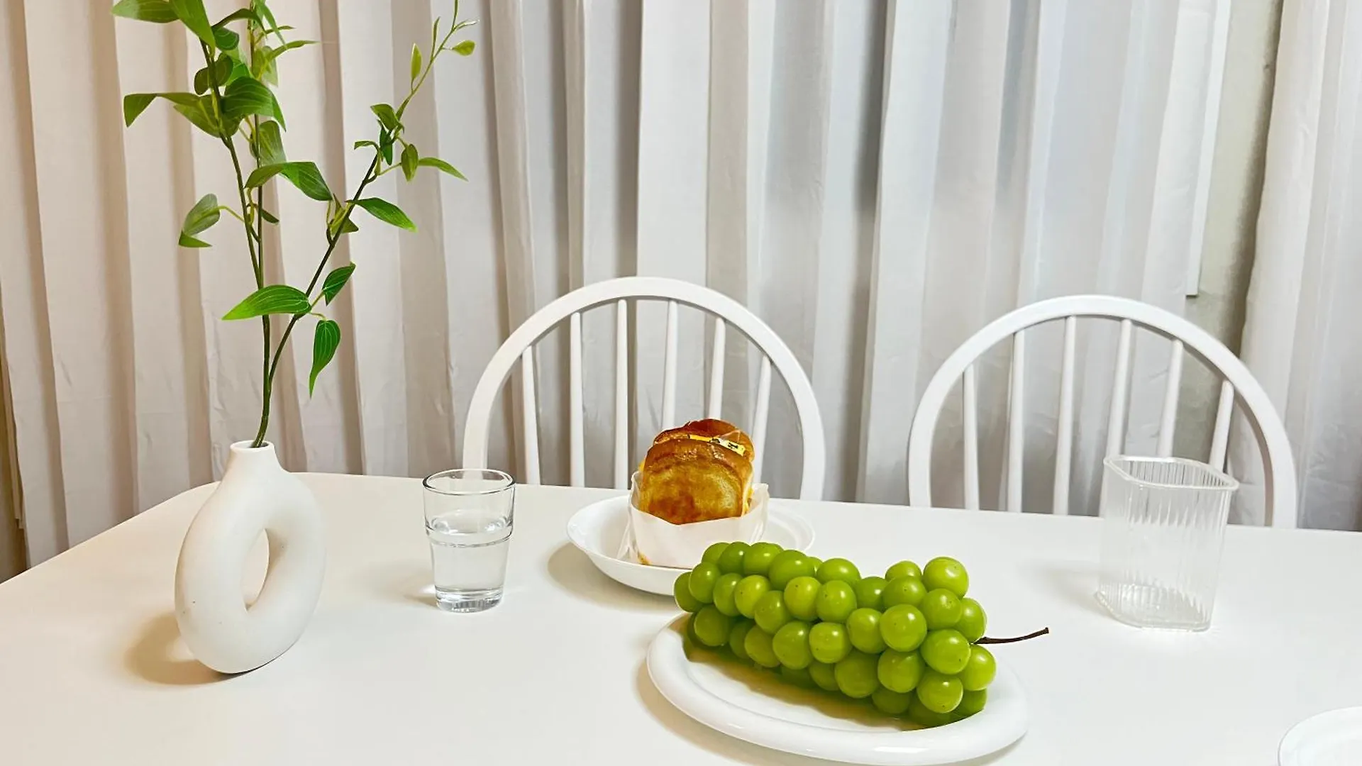 Seoul, Subway Line 2, Transportation Convenience, Central Location, Shindaebang Station Stay, Subway Station 10 Minutes Walk, Airport Bus 9 Minutes Walk Seoul